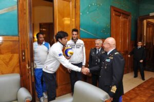 stretta di mano tra atleta e tenente