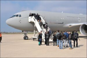 passeggeri salgono sull'aereo