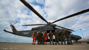 elicottero con militari su terraferma