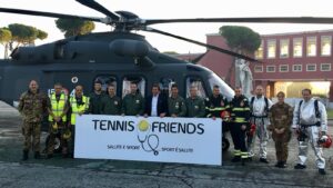 tennisfriend foto di gruppo con elicottero alle spalle