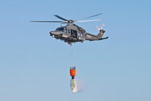Aeronautica Militare attività antincendi emergenza regione Sicilia elicottero HH139 IN VOLO CON BENNA 4