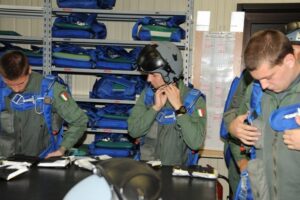 Allievi Piloti mentre indossano lequipaggiamento di volo previsto