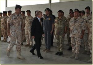 Ambasciatore passa in rassegna lo schieramento accompagnato dal Comandante della TFA