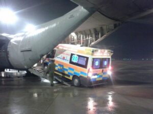 Ambulanza viene sbarcata dal C130J della Aeronautica Militare
