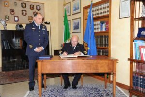 Ammiraglio Talarico durante firma Albo Onore della SLEAM