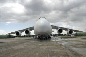 Antonov-AN124-cargo-allaeroporto-di-Brindisi