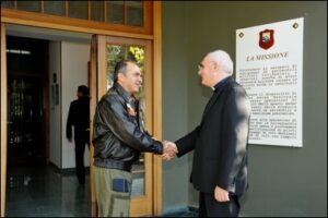 Arrivo-arcivescovo-al-15-Stormo-ricevuto-dal-Col-Ludovico-Chianese
