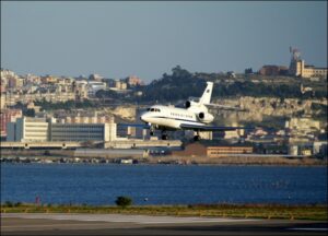 Arrivo-del-Falcon-900-ad-Elmas3