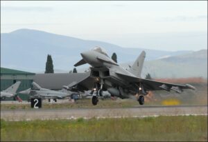 aereo militare al decollo durante le attività di volo