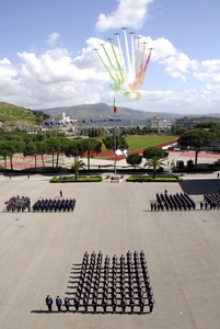 frecce tricolore e militari in disposizione