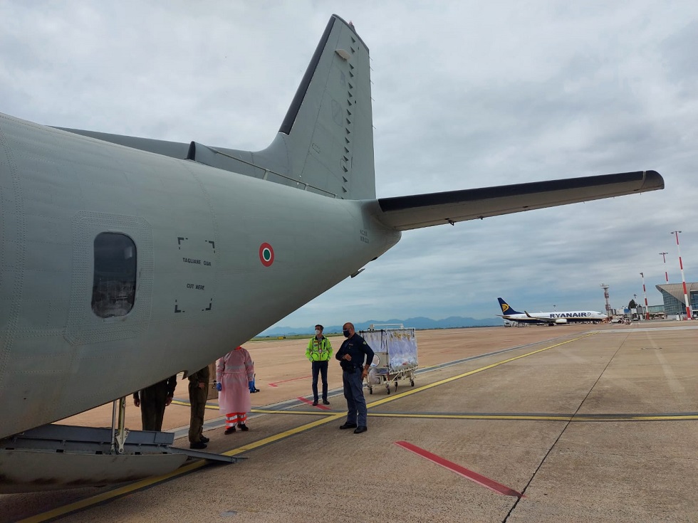 COVID-19: DONNA TRASPORTATA IN BIOCONTENIMENTO DA CAGLIARI A BOLOGNA A BORDO DI UN VELIVOLO C-27J - Aeronautica Militare