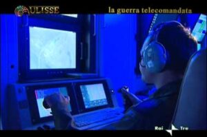 visione di un militare che in ufficio comanda un aereo alludendo alle battaglie del futuro