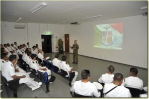 Briefing-comandante-RSSTA-agli-allievi-accademia-navale