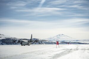 C 130J atterra a Baia Terranova in Antartide