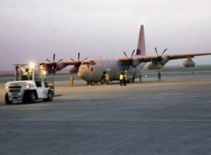 aereo militare su terraferma