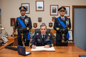 Momento firma albo d'onore negli uffici AM durante cerimonia di cambio comando 14° stormo
