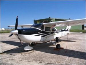 CESSNA-182T-al-parcheggio