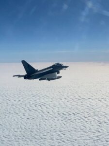 velivolo in volo sopra le nuvole per esercitazione Comao