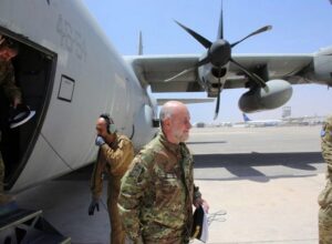 militari accanto aereo pronto al decollo