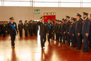 comandante sfila e fa il saluto militare durante la cerimonia di cambio comando