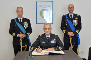 Comandanti AM in ufficio nel momento della firma in occasione del cambio comando
