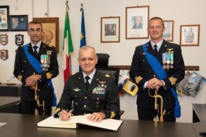 Comandanti AM durante cerimonia di cambio vertice
