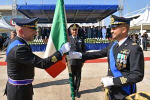 passaggio bandiera nazionale tra comandanti AM durante evento cambio comando 61 stormo