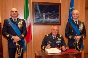 momento firma durante cerimonia di cambio vertice