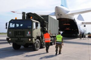 Caricamento container ISO 20 su AN 124