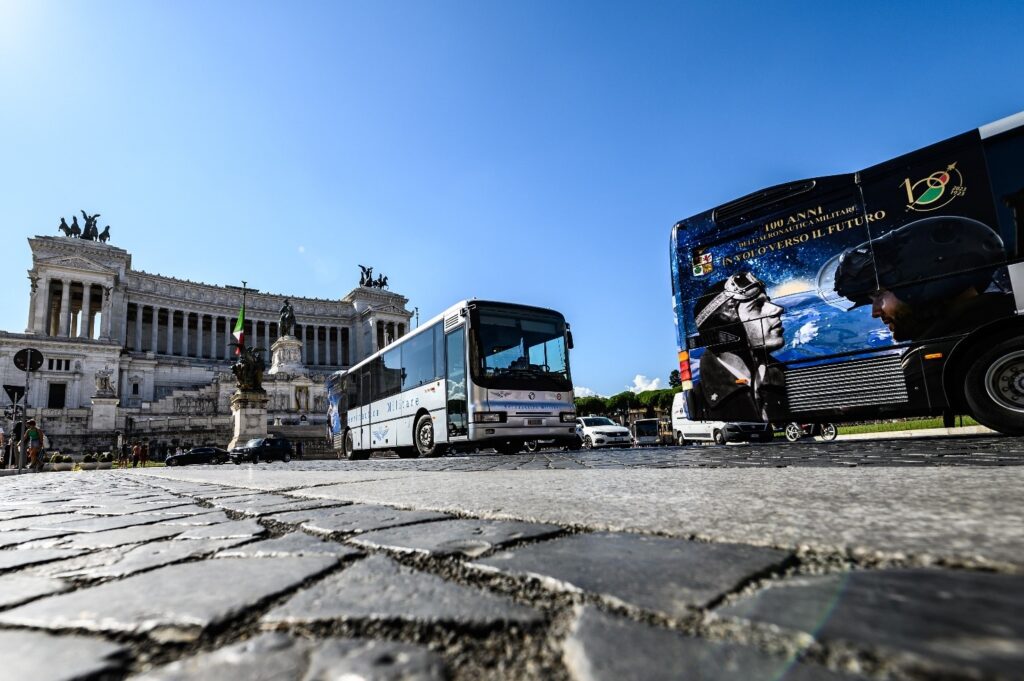 Autobus Centenario AM passa di fianco ad Altare della Patria