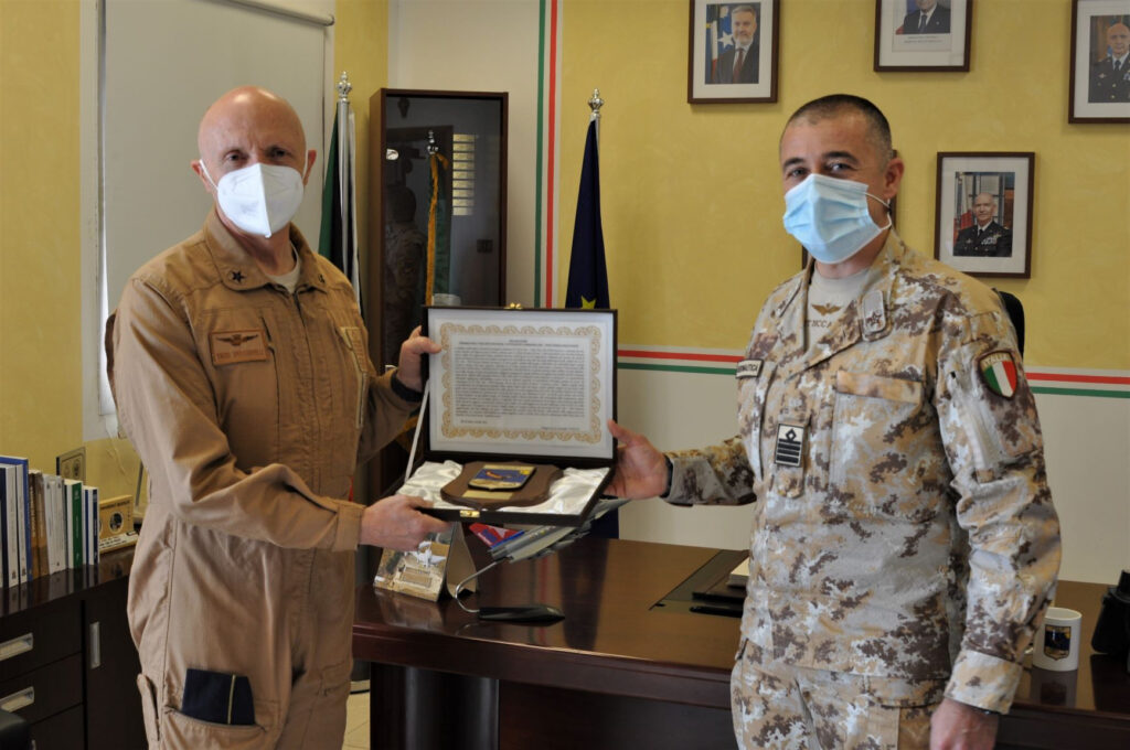 Col.-Vitaliti-dona-il-crest-dellIT-NCC-AIR-al-Capo-di-Stato-Maggiore-della-Difesa