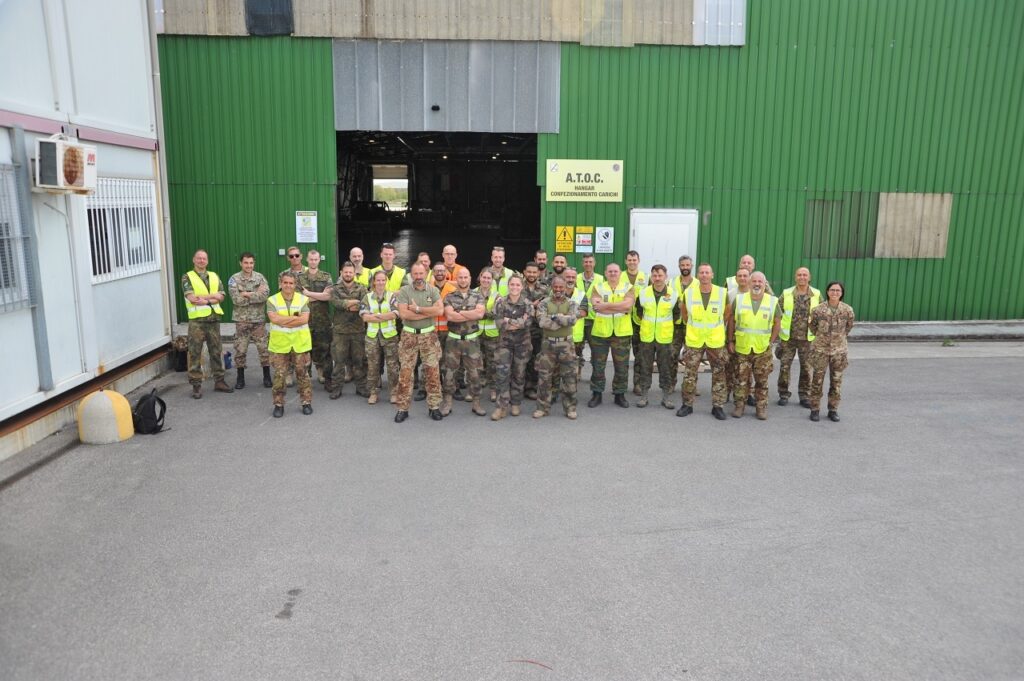 Addestramento per terminali aerei combinati - foto con tutti i partecipanti