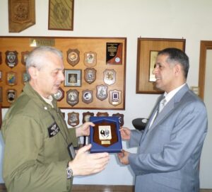 Consegna del crest del Reparto al capo delegazione Col Ahmed Khalfan Mohamed Ojan Alquibaisi