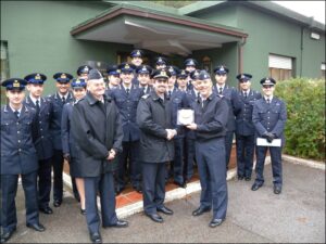 Consegna-del-crest-del-corso-Phoenix-al-Comandante-del-4-Stormo