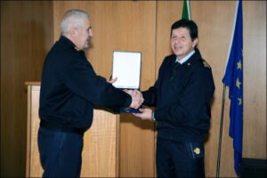 Consegna-del-crest-dell-Accademia-Aeronautica-al-Gen-Lodovisi
