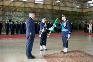 Consegna dello stendardo dall'alfiere al Comandante del 13Gruppo Volo