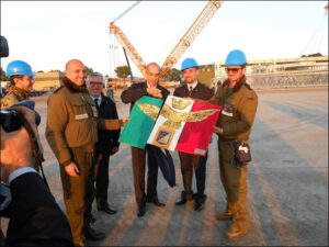 Consegna dono al Gen Di Lauro da parte del 16 Gruppo Genio Campale