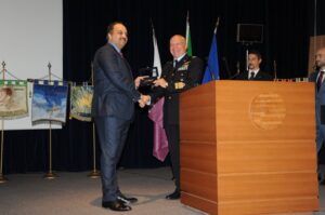 Consegna oggetto ricordo al Ministro degli Affari Esteri del Qatar