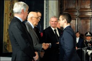ALLIEVO PIETRO DE LELLIS 'ALFIERE DEL LAVORO' - Aeronautica Militare - stretta di mano con capo politico