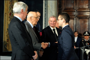 ALLIEVO PIETRO DE LELLIS 'ALFIERE DEL LAVORO' - Aeronautica Militare - stretta di mano con capo politico