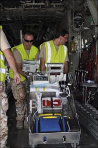trasporto sanitario con carello dentro un aereo