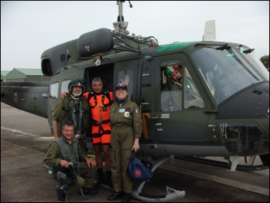 foto di gruppo tra militari pilota e soccorso