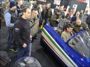 ragazzo a bordo di aeromobile frecce tricolori in occasione di visita