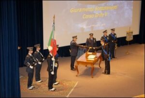 stretta di mano durante il giuramento