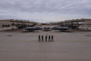 militari con aerei militari alle spalle