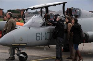 aereo militare su terraferma