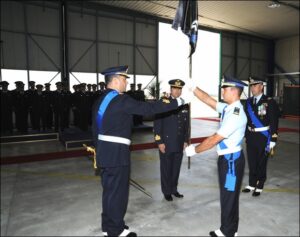 militari dentro hangar