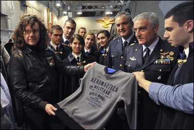 GLI ALLIEVI DELLA DOUHET OSPITI A 'PITTI UOMO' - Aeronautica Militare