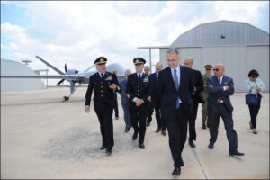 IL MINISTRO DELLA DIFESA IN VISITA AL 32° STORMO - Aeronautica Militare
