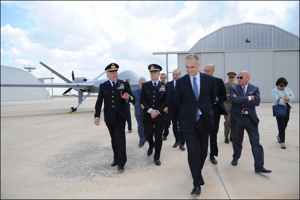 IL MINISTRO DELLA DIFESA IN VISITA AL 32° STORMO - Aeronautica Militare